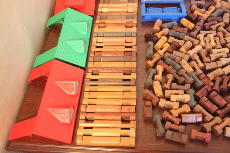 Lincoln Logs HUGE Lot 426 Pieces Vintage Roofs Windows TONS of Different Pieces - Image 4 of 4