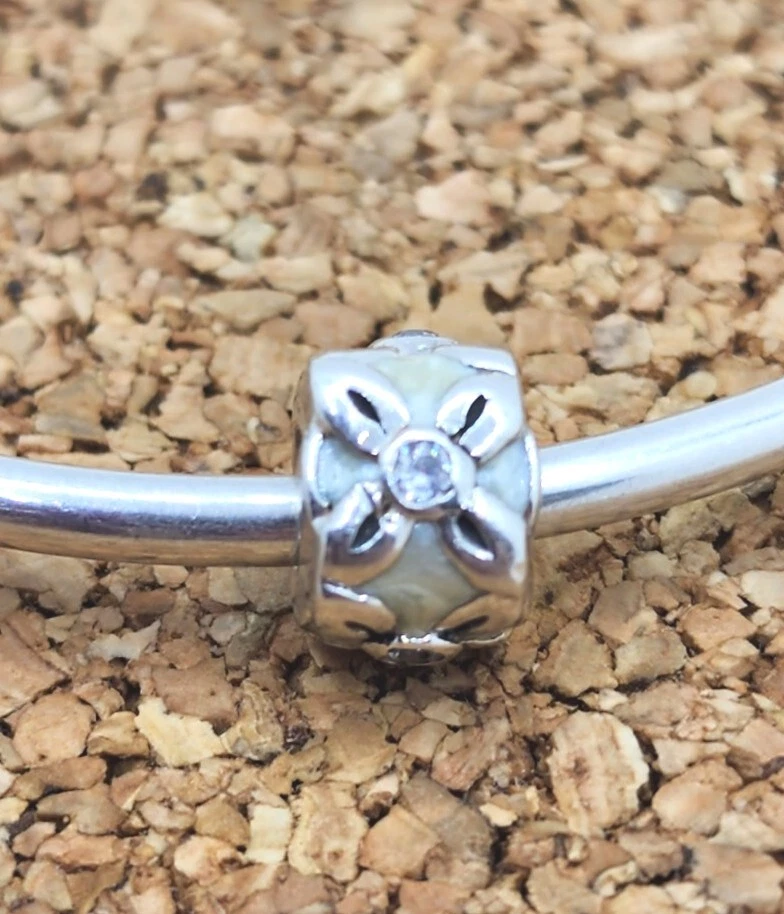 Auténtico ramo de primavera de plata esterlina con flores circonitas transparentes y cuentas con dije europeo Foto 2 de 4