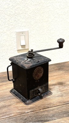 1900'sUNIVERSALNo.110 One Pound Box Mill 1900'sUNIVERSALNo.110 One Pound Box Mill