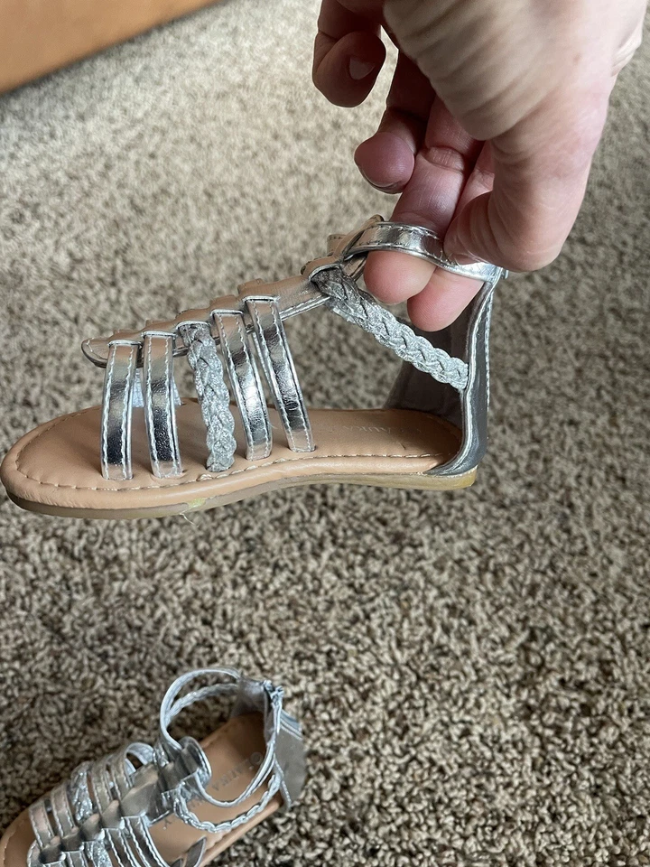 Laura Ashley niña talla 5 sandalias plateadas con cremallera trasera y tiras. Lindo, excelente estado Foto 4 de 4