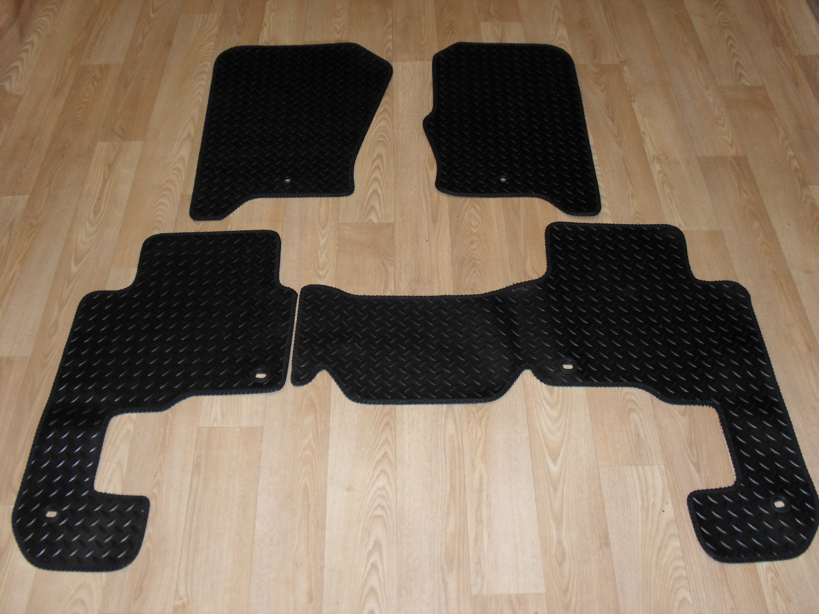 Car Mats for Land Rover Discovery 2004-09  Fitted RUBBER Car Mats Black