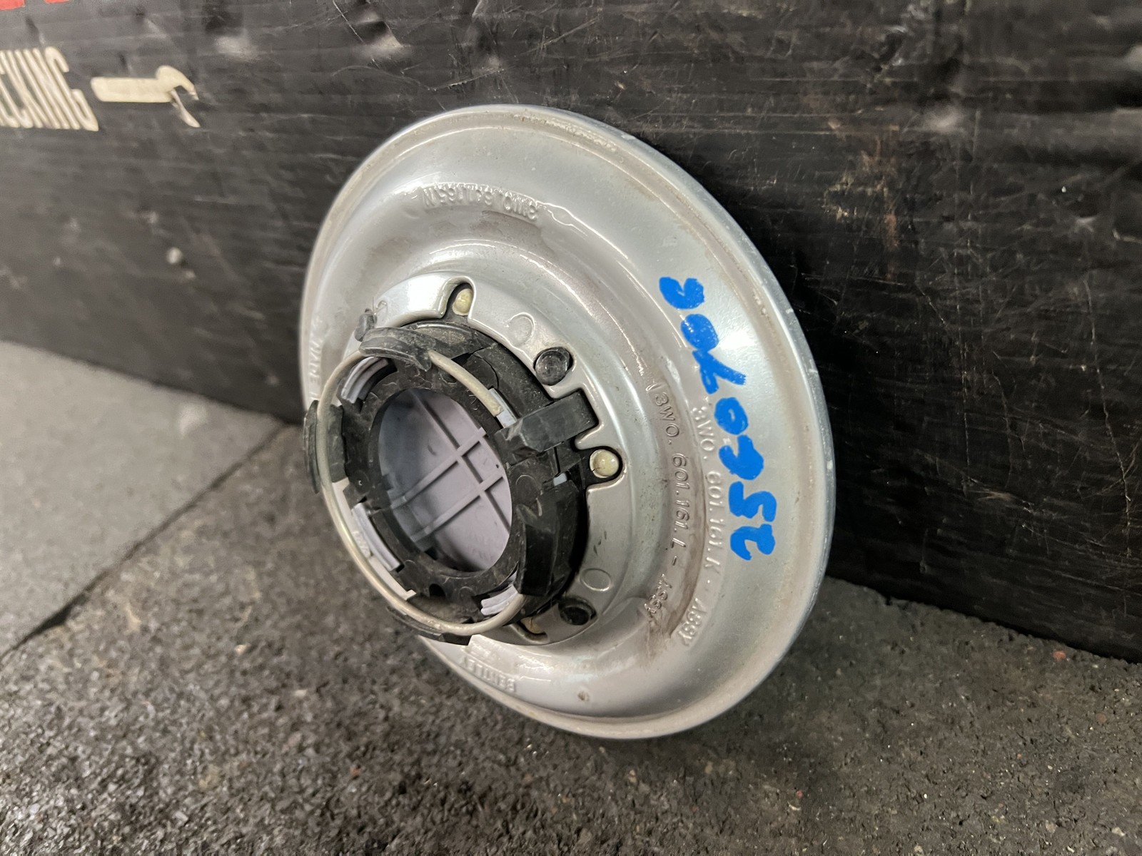 03-13 BENTLEY CONTINENTAL WHEEL CENTER HUB CAP