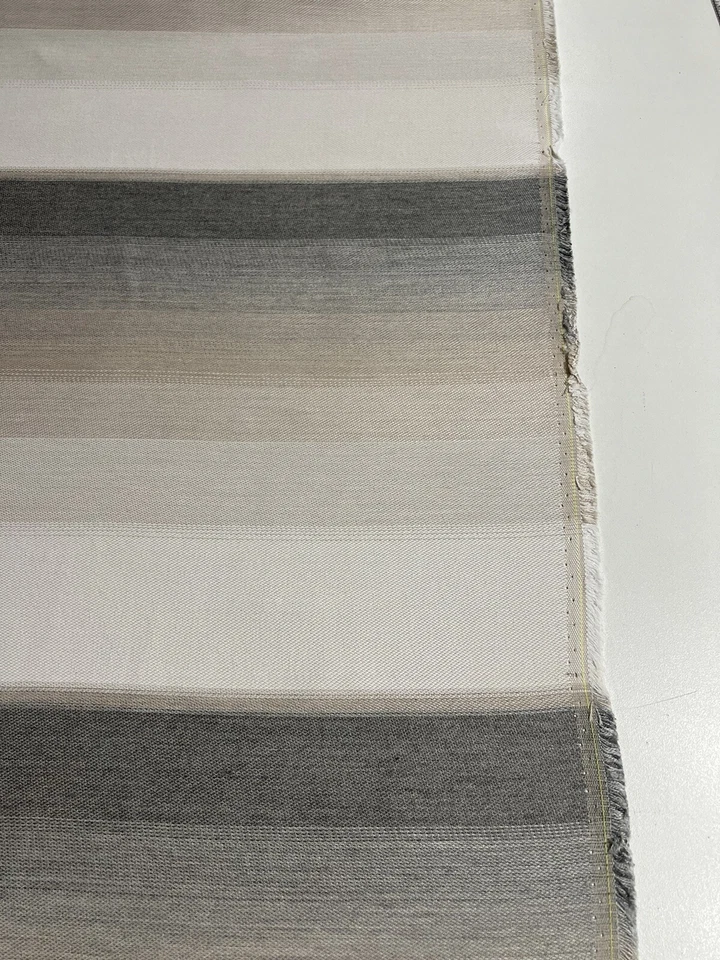 Tela de tapicería interior/exterior “Chickadee” para sombrilla de 7 yardas Foto 3 de 3