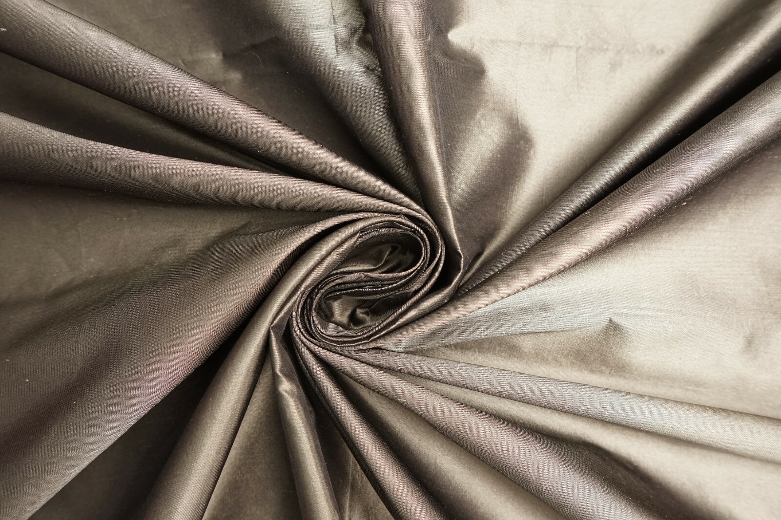Taffetas de soie gris acier de 3m pour structurer vos robes de cérémonie