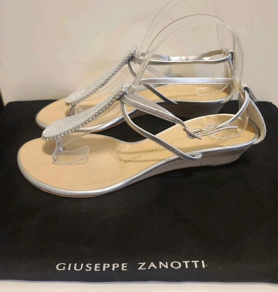 Sandalias de Tanga Giuseppe Zanotti Cuero Plateado Cristal Swarovski 8.5/38.5 $975 Foto 3 de 4