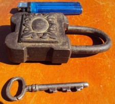 Ancien cadenas en fonte 19 ème 