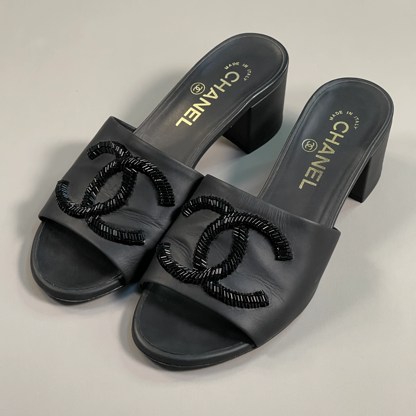 CHANEL Beaded Interlocking CC Logo Slides 2.5 Block Heels Women's Sz 37 C  Black | eBay