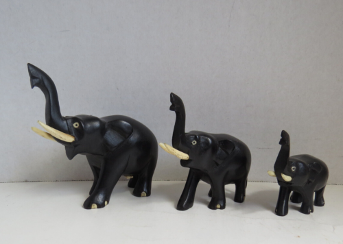 Juego de tres estatuillas vintage de elefantes negros con colmillos blancos hechas en Ceilán - Imagen 1 de 7