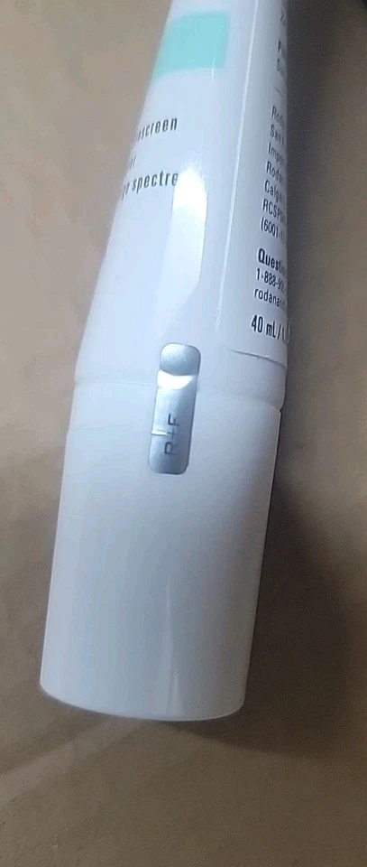 Protector solar Rodan and Fields RECHARGE 3 + desenfoque amplio espectro FPS 30 nuevo Foto 3 de 3