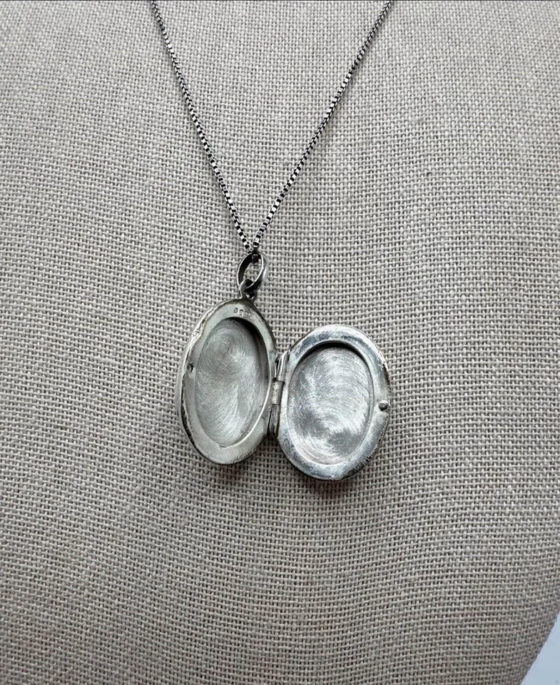 Hermoso collar medallón ovalado de plata de ley con perlas rosadas Foto 2 de 4