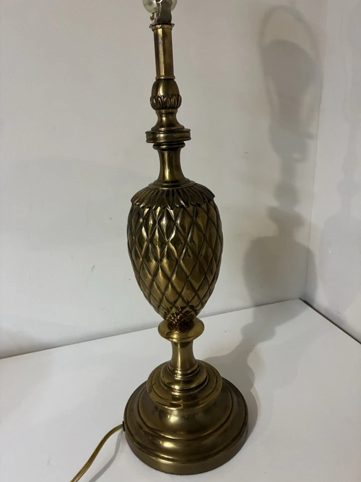 "Lámpara de mesa vintage Hollywood Regency de latón piña rígida MCM 24"" años 60" Foto 3 de 4