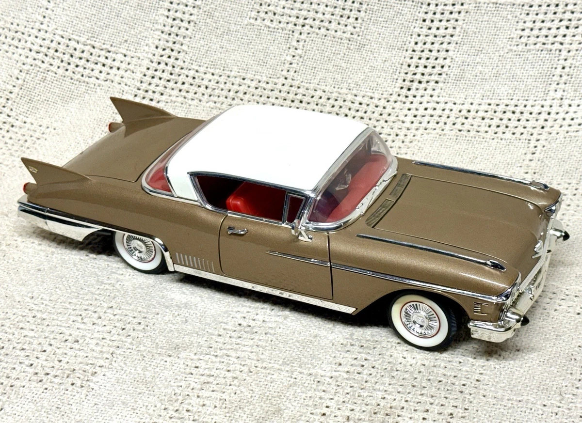1947 キャデラック ゴールド 金色 1/18 ミニカー 1947 キャデラック