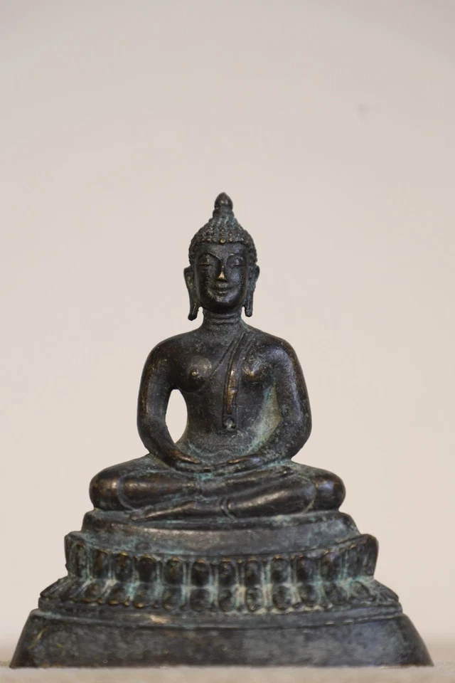 Antique Qing Dynasty Chinese Bronze Shakyamuni Buddha Statue Seated on Lotus - Image 3 of 4