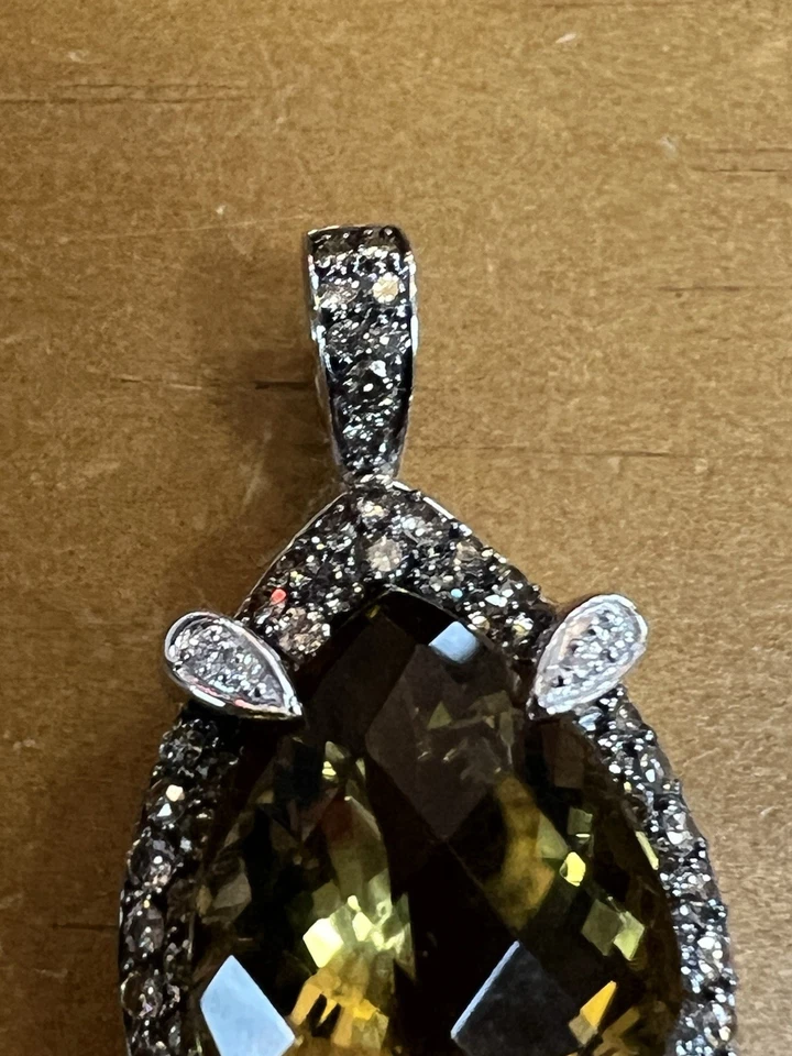 Colgante de diamantes y piedra talla pera CN de oro blanco de 14 quilates LeVian Foto 3 de 4