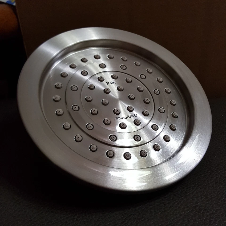 Cabezal de ducha Oxygenics grande de 7,5" de ancho con infusión de oxígeno de níquel cepillado 45568 Foto 3 de 4