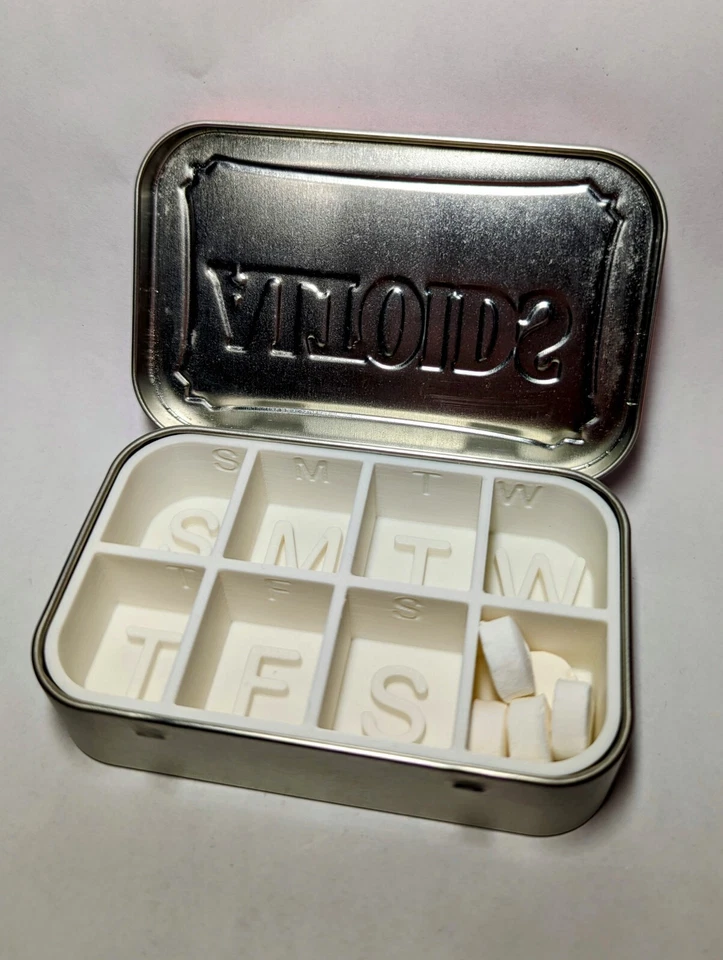 Organizador semanal de medicamentos para píldoras Altoids Tin - Organizador con soporte divisor - EDC Foto 2 de 4