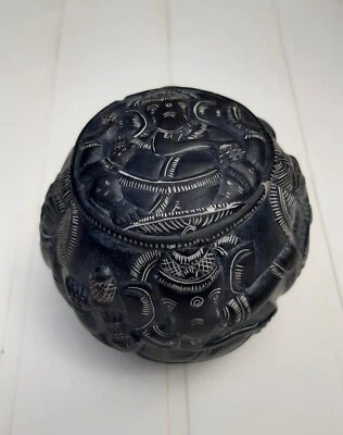 SCULPTURE : BOULE DE PIERRE INDIENNE GRAVEE - Photo 1/4