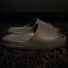 OG YEEZY SLIDE ONYX SIZE 10.5-11 US MEN