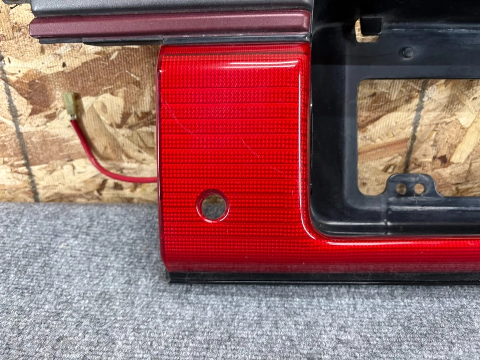 TOYOTA SUPRA 1986-1992 LUZ TRASERA GUARNICIÓN CENTRAL SOPORTE MATRÍCULA OEM Foto 3 de 4