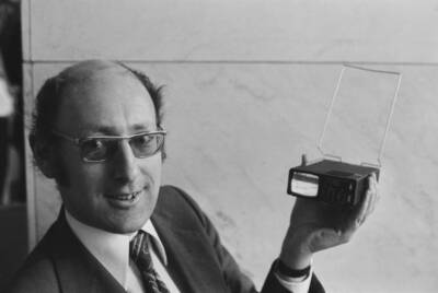 Clive Sinclair holding Sinclair MTV1 Microvision England 1977 OLD PHOTO