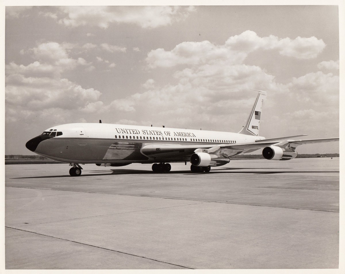 BOEING VC-137B AIR FORCE ONE LOCKHEED JETSTAR (2 PHOTOS) c