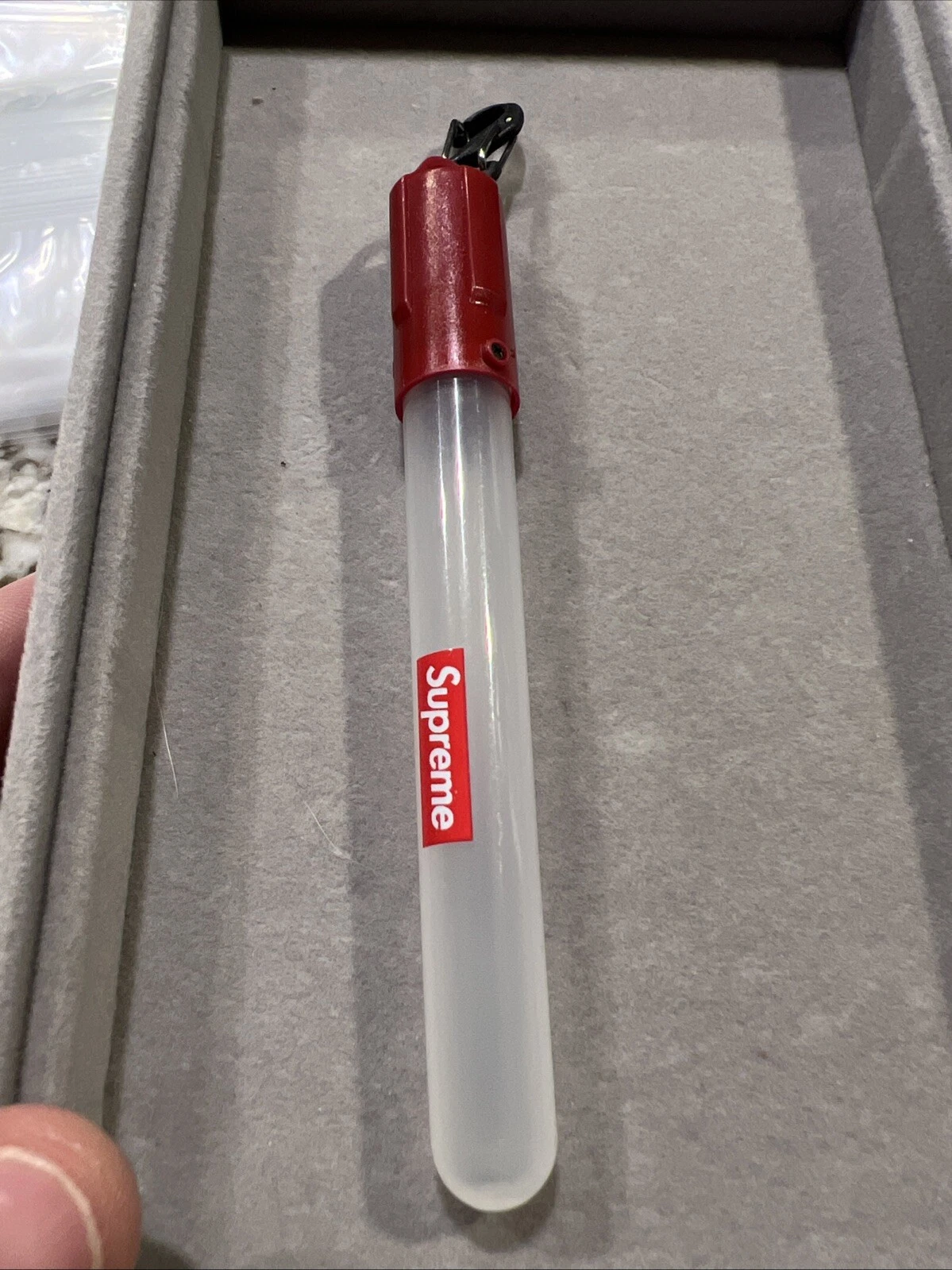 Porte clés Supreme LED Mini Glowstick Nite Lite rouge SS18 authentique 2114