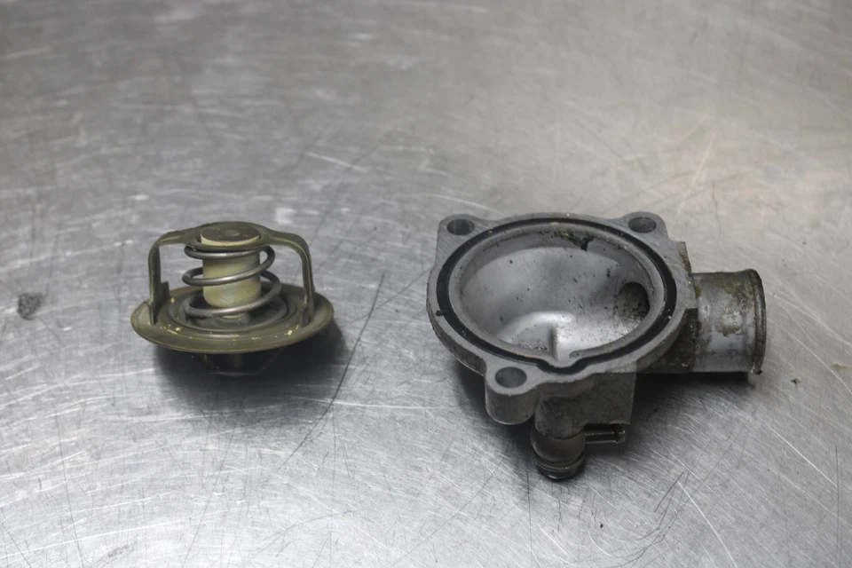 02-03 TERMOSTATO KAWASAKI NINJA ZX9R CON MONTAJE DE CARCASA Foto 2 de 4