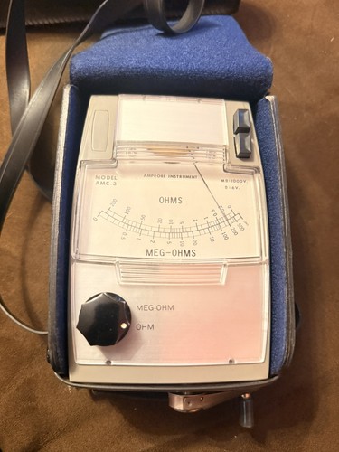 AMPROBE AMC-3 HAND CRANKED INSULATION TESTER MEG-OHMS 1000V W/ Case & Cords