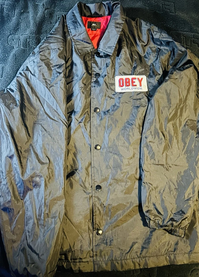 Повиноваться во всем мире * Бэнкси * 100% полиэстер куртка большой - Изображение 3 из 4