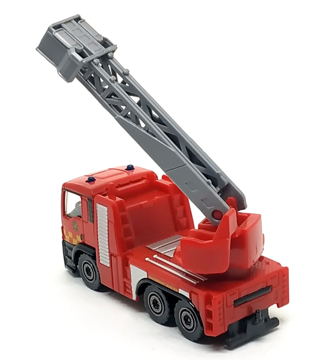 Majorette - Brandweerauto met boot (33,5 cm) - Land Rover speelgoedauto van metaal met aanhanger en drijvende speedboot om op te trekken, met licht en geluid, speelgoed voor kinderen vanaf 3 jaar
