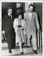 1954 Press Photo Mrs. James T. Roberts leaving with Rev. Heller & Atty. Hastings