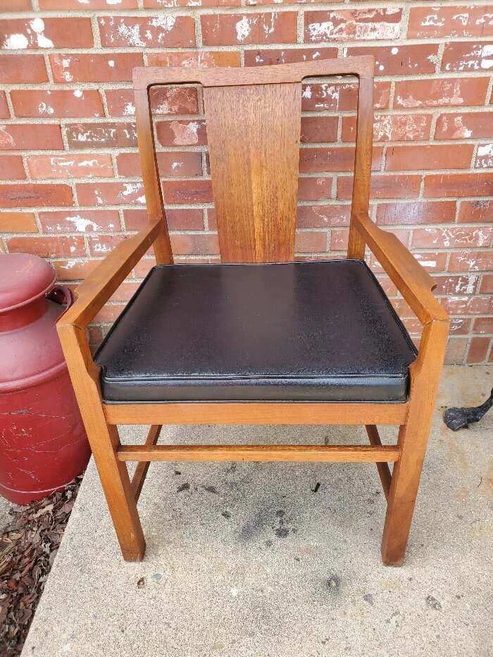 Silla de comedor HIBRITON de nogal asiento acolchado de vinilo negro respaldo curvo #1 Foto 2 de 4