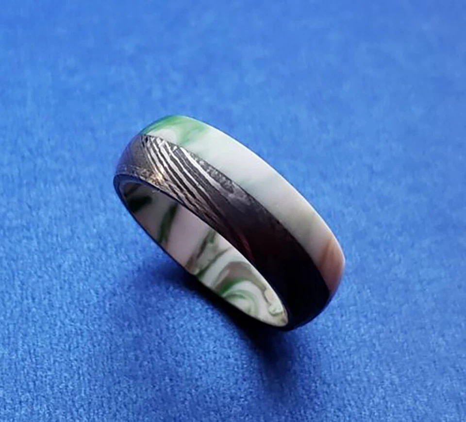 Aliança de casamento masculina de noivado perfil resina aço damasco totalmente personalizada - Imagem 3 de 4