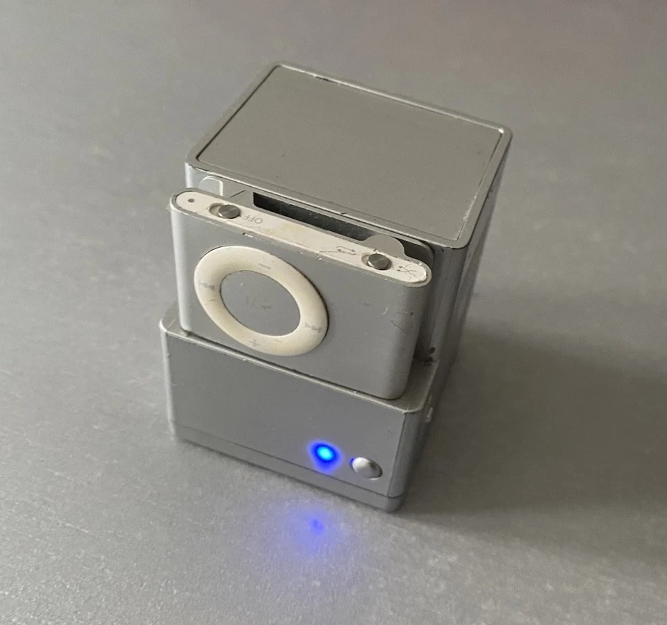 IPOD SHUFFLE 2nd Generation A1204 Silver & Docking Speaker Chargr *IPOD FAULTY* - Image 2 of 4