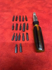 (UNBRANDED) NUTDRIVER SCREWDRIVER RATCHET w/ 17 assorted bit attachments (k18)