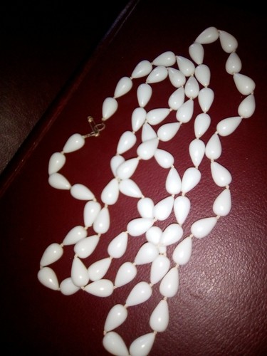 Vintage Tear Drop Beads Pendant Necklace White Excellent Condtion
