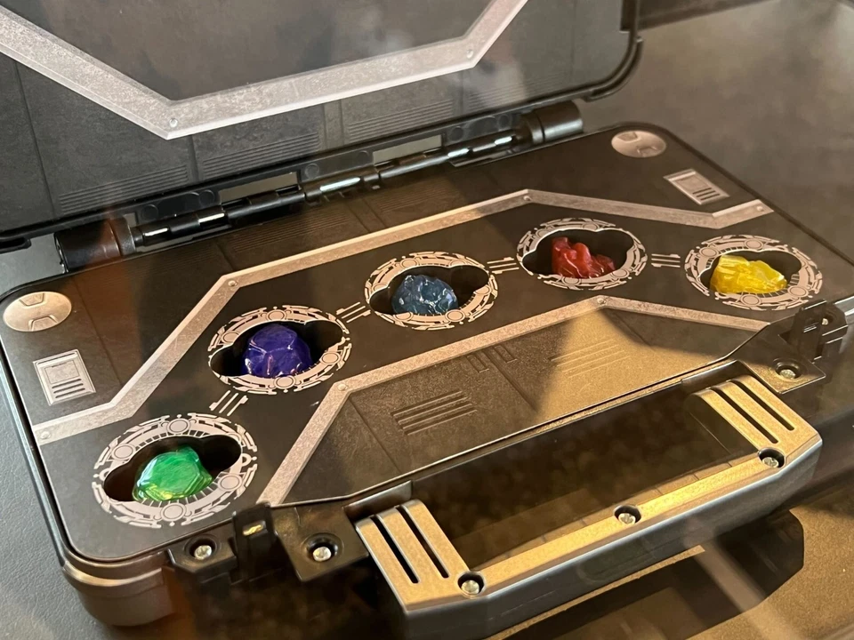 Estuche Piedra Infinita Thanos Rebobinado Cósmico Guardianes de la Galaxia Parques Disney Foto 2 de 4