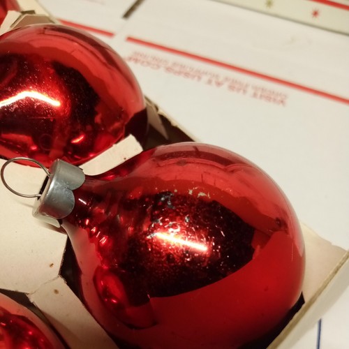 12 Vintage Red Glass Christmas Tree Ornaments in Box Made in USA 2 1/4 Inch - Afbeelding 11 van 12