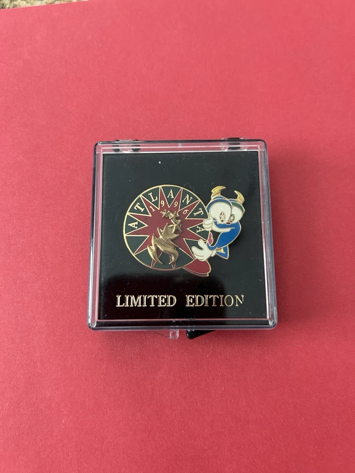 Dos prendedores Izzy Mascota olímpicos de Atlanta 1996 insignia edición limitada nuevos en cajas Foto 3 de 4