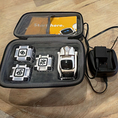 Anki Cozmo Robot Toy w/ 3 Power Cubes, Charger & Case 2016 MPN 000-00048