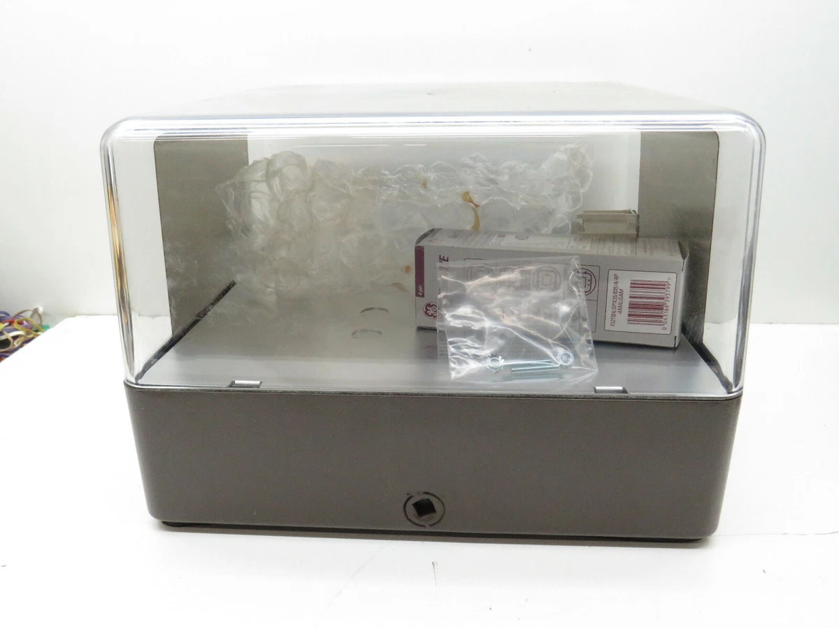 Ul outlet fluorescent fixture