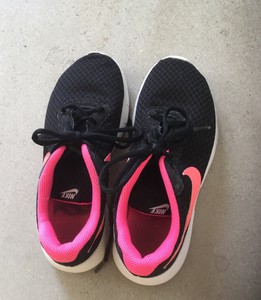 girls pink nike trainers