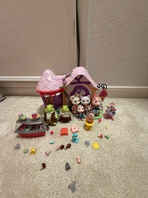 Honeybee Acres / Lil  Woodzeez Ice Cream Shop And Figures