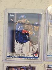 VLADIMIR GUERRERO ROOKIE CARD AND 30 CARDS IN TOTAL!!