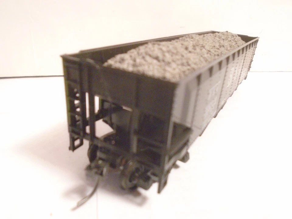 HO SCALE B&O 4 BAY HOPPER WITH KADEE COUPLERS + COAL LOADNEAR MINT CONDITION - Image 2 of 4