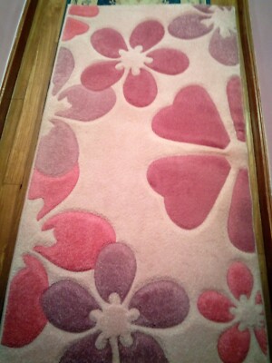 ALFOMBRA ROSA,MALVA, FLORES  EN BUEN ESTADO.IGUAL QUE FOTOS.PRECIOSA.80 x 150 CM