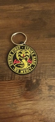 Cobra Kai PVC Schlüsselanhänger Logo - Strike First, Strike Hard - Karate Kid