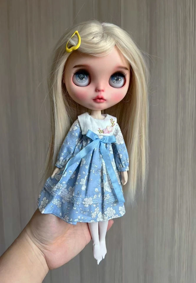 Ropa para muñeca Blythe -- Vestido azul con babero fijo bordado y conejito (único en su clase) Foto 4 de 4