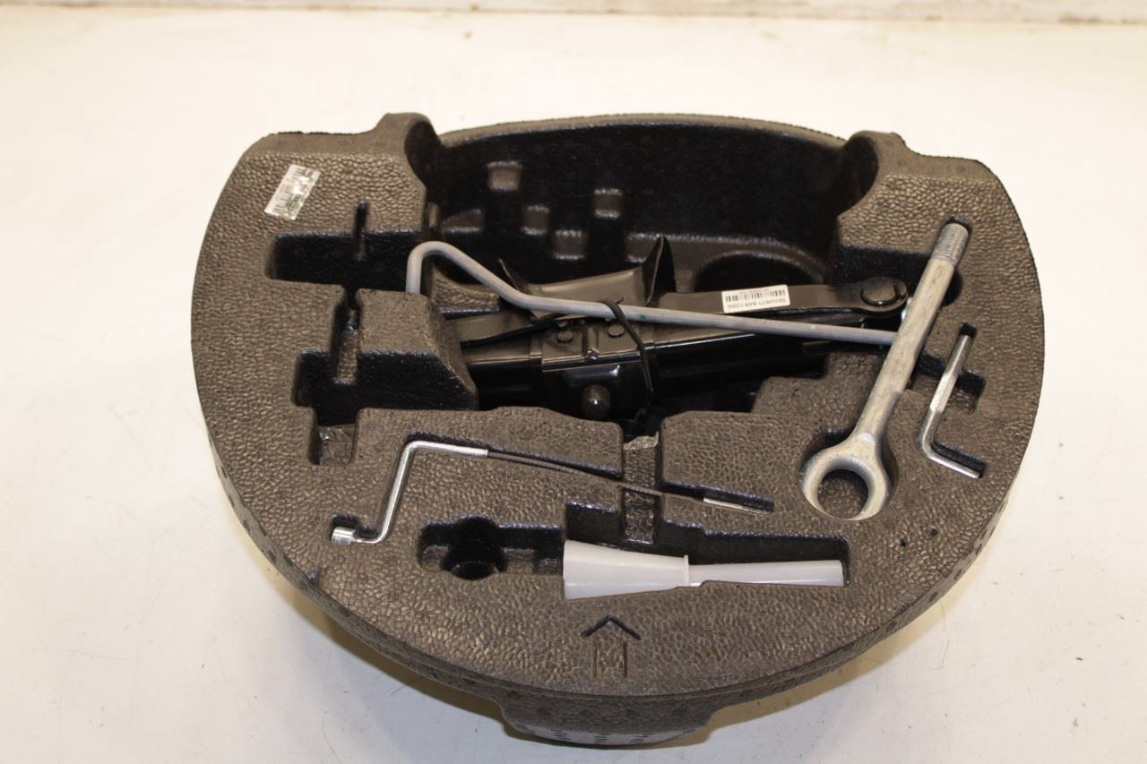 14-19 Maserati Ghibli S Q4 3.0L Lift Jack and Tool Kit w/ Foam Holder Container