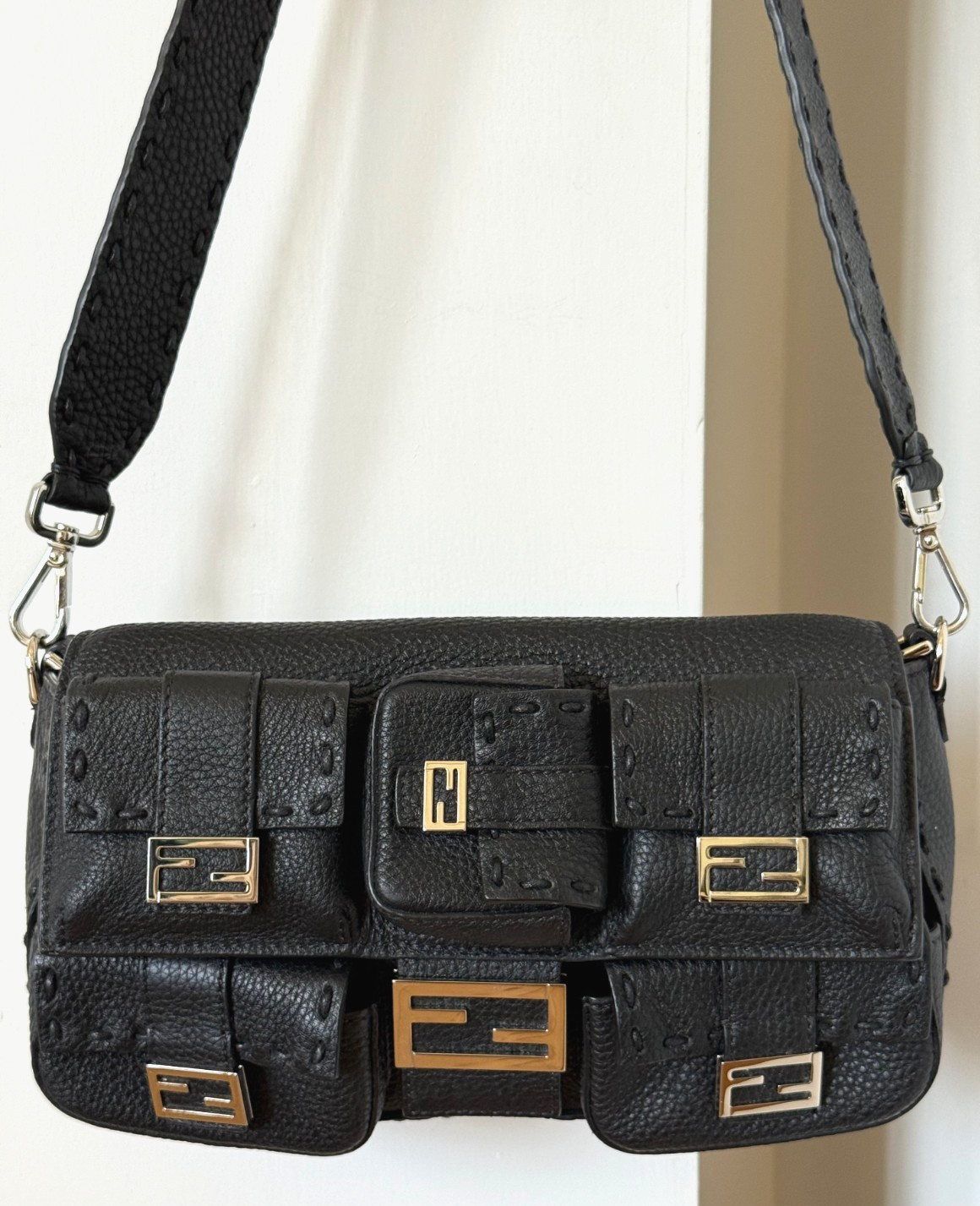 FENDI MEN'S MULTI-POCKET BLACK LEATHER BAGUETTE SHOULDER BAG AUTUMN/WINTER 2023 image 3
